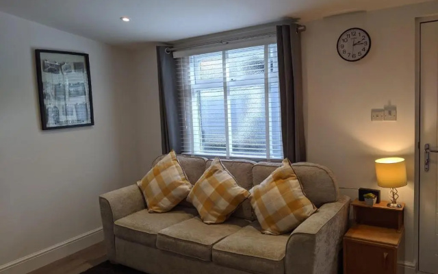 Old Garage Lodge - Spacious Bungalow close to Deal Beach !
