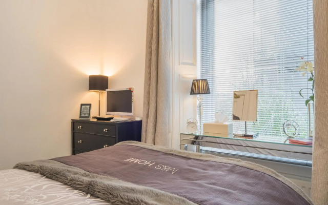 Marks At The Manor Luxury Riverside Apartments - Sleeps up to 4, with Parking and Sky TV