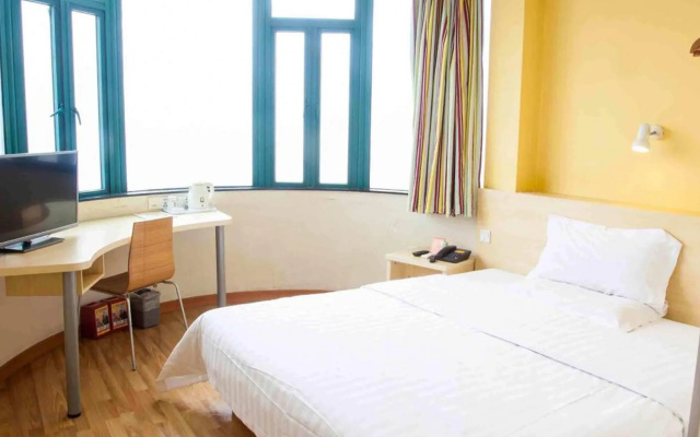 7 Days Inn Shanghai South Xizang Road Subway Station Branch – Guest Rooms – Shanghai
