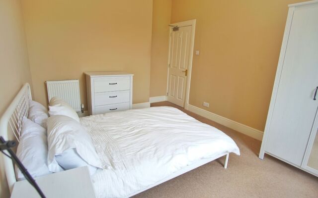 Spacious, Bright, Festival Flat for 6 at Meadows