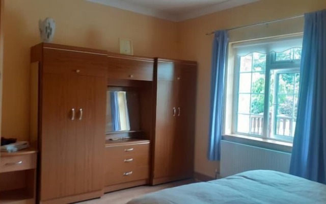 Spacious 6-bed House 10 Minutes From Knock Airport