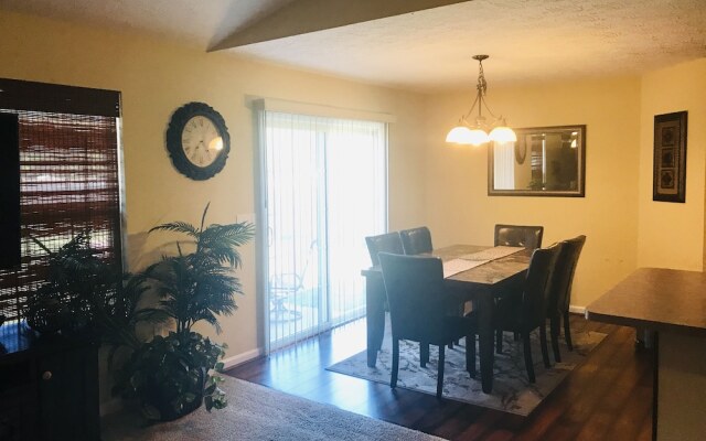 Spacious 3 BR Ranch House W Patio Yard in a Quiet Suburb