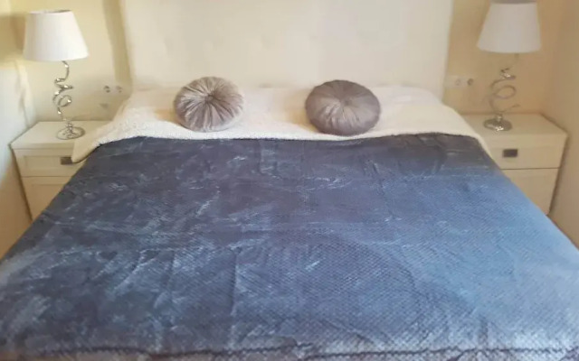Apartmentsleeps4-pool-bbq-garden-ac