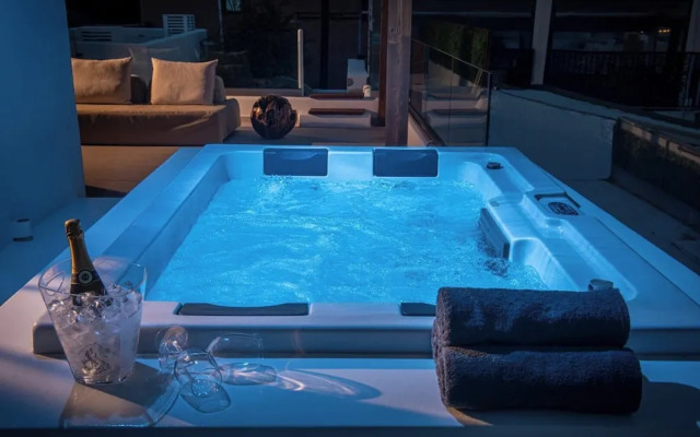 Mint Villa by Checkin