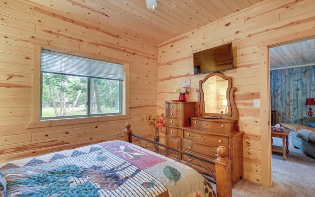 Pequot Lakes Vacation Rental w/ Patio & Fire Pit
