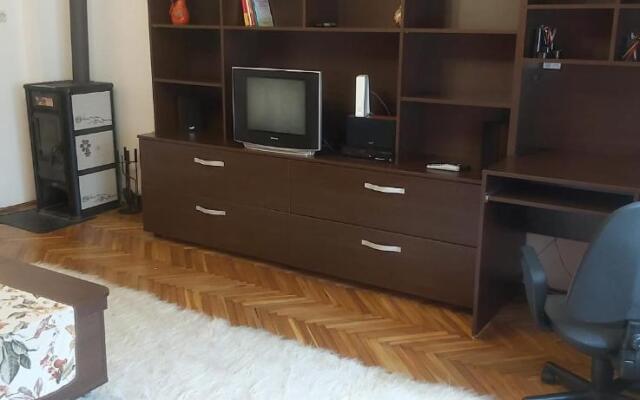 Family 4 rooms apartment in house with garden