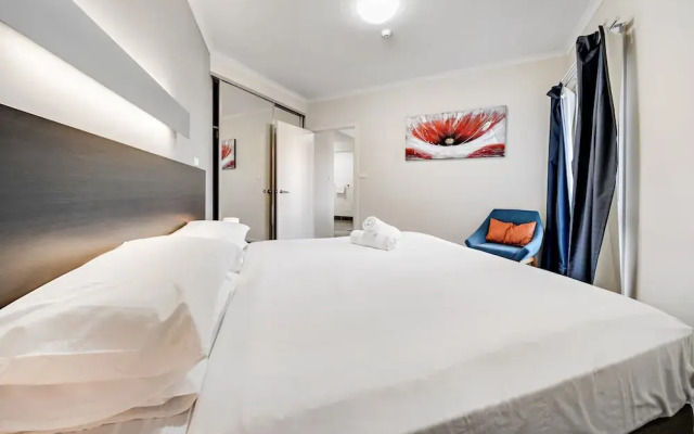 Comfy Lakeside 1-bed With Secure Parking