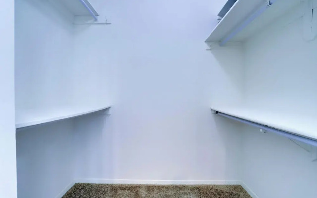 Spacious 2BR Apartment in Crystal City