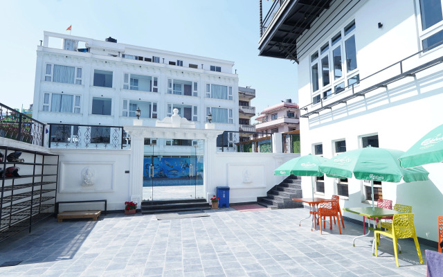 Lotus Shine N Amenities