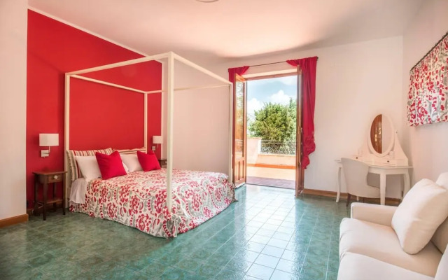 Una Scogliera sul Mare con Piscina by Wonderful Italy