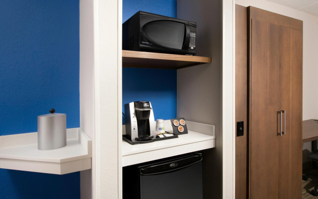 Holiday Inn Express & Suites Baltimore - BWI Airport North by IHG