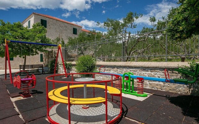 Simplistic Holiday Home in Sumartin near Sea Beach