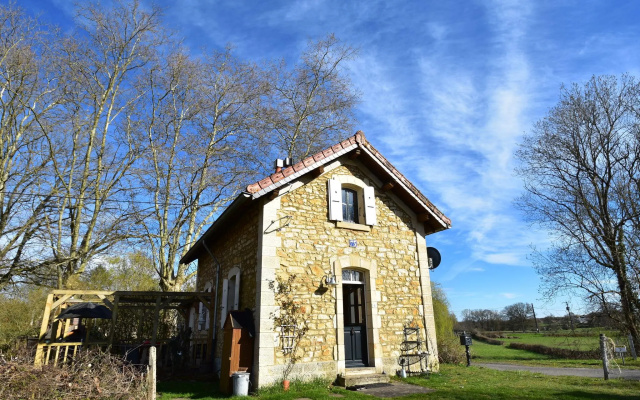Cute and authentically furnished railway house, beautiful garden, BBQ,stone oven
