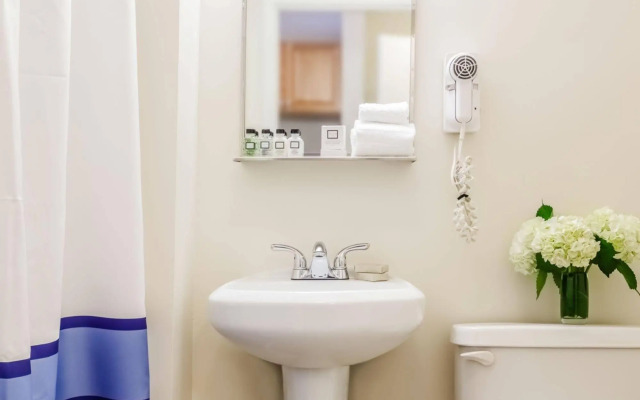 Winthrop Beach Inn and Suites Boston Logan Airport