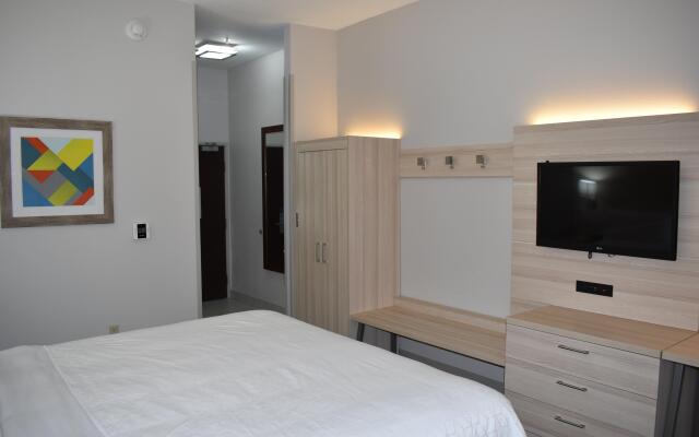 Holiday Inn Express & Suites McPherson by IHG