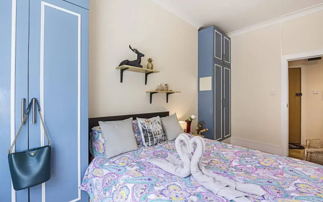Private Homely Bedroom in Kensington R2