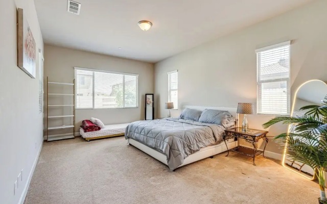 Beautiful Bakersfield Home ~ 8 Mi to Downtown!