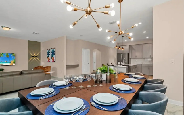 Edgy, Modern 6 Bed 5 Bath