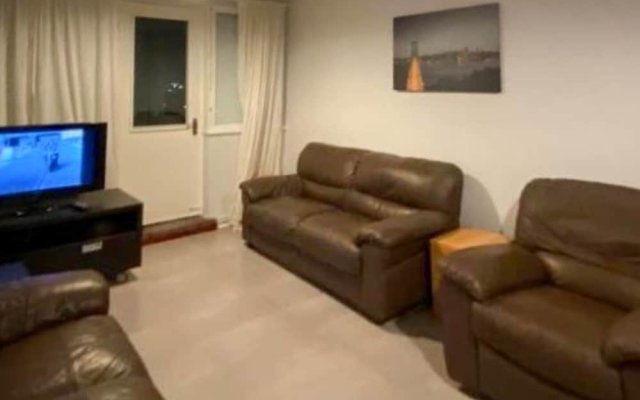 "room in Apartment - Normanton - Family Room With Balcony"