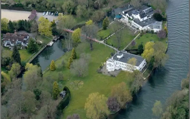 Monkey Island Hotel