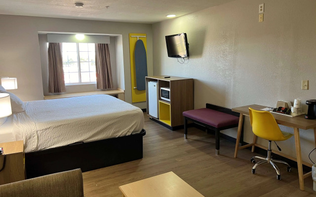 Days Inn & Suites by Wyndham Hutchinson