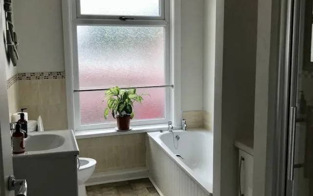 3 Bedroom House Close to M6 & M55