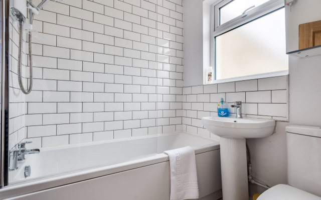 Tasteful 3-BR House -Private Parking Florence Park