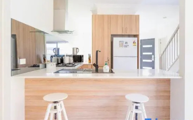 Modern Home in Central Oakleigh East