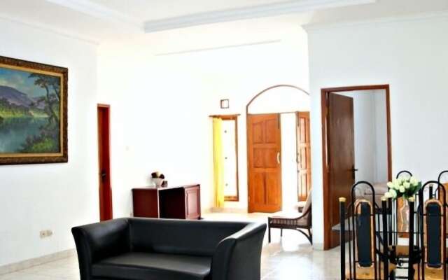 De Nuansa Dago Villa by HouseinBandung