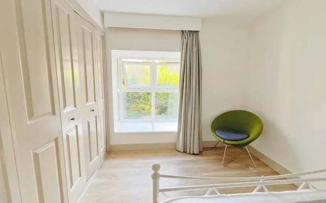 Entire 2 Bedroom House 7m To Station