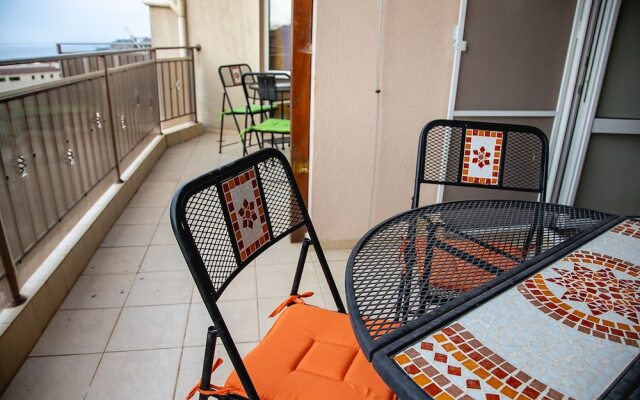 FM Premium 1-BDR Apartment with Pool & Parking - Summertime