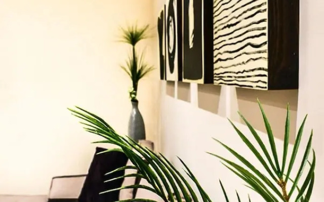 Luxury One BR Apartment With Shared Pool Gym