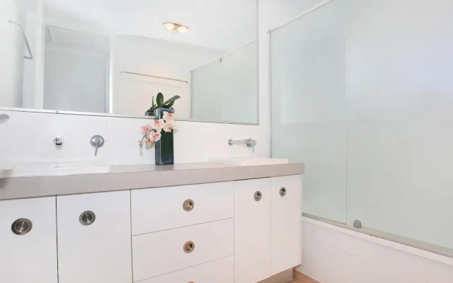 Arlington 1 - Two Bedroom Unit, close to the beach!