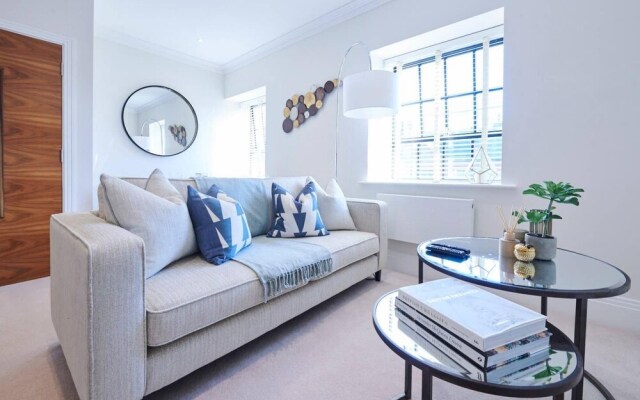 Contemporary Two Bedroom Apartment By The River