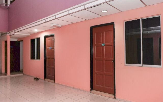 OYO 90167 Hotel Tiara