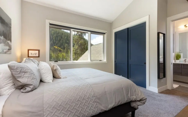 1824 The Seasons 2 Bedroom Townhouse by RedAwning