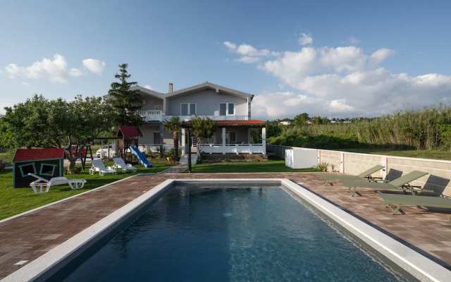 House Rose With Garden and Pool