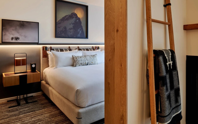 The Cloudveil, Autograph Collection