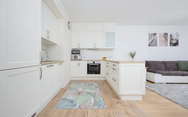 Apartment With Parking by Renters