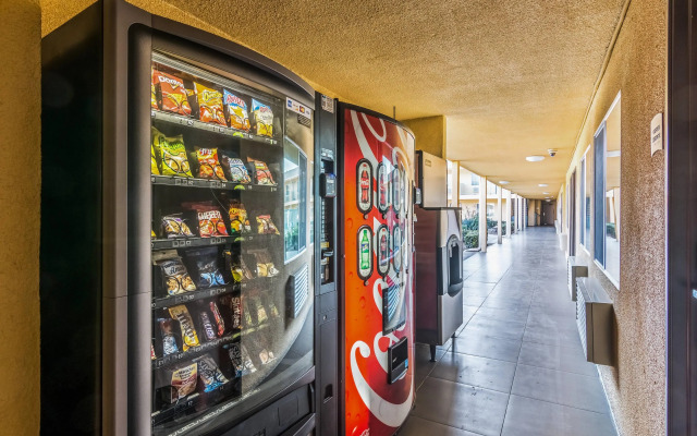 Quality Inn & Suites near Downtown Bakersfield