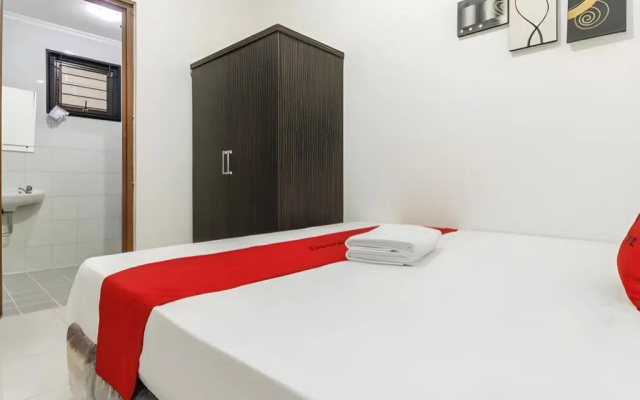 RedDoorz Plus near Trisakti University – Guest Rooms – Jakarta