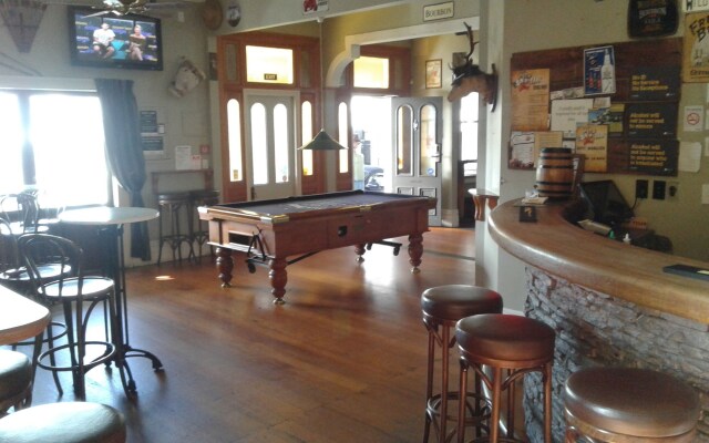 Shooters Saloon Bar Hotel & Cabins