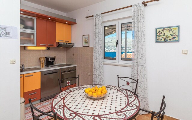 Awesome Home in Okrug Donji With 3 Bedrooms and Wifi