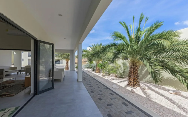 Villa pura vida with pool at mambo beach