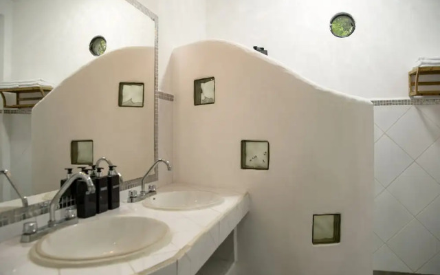Sonido Del Mar Hotel and Yoga Loft
