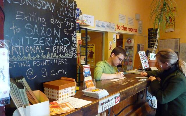 Lollis Homestay - Hostel