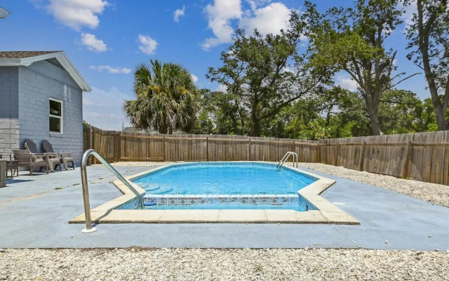 Cove Cottage - 3 Bedroom w/Private Pool. Sleeps 6. Quiet Community, Close to Fishing Marinas. 3 Home by RedAwning