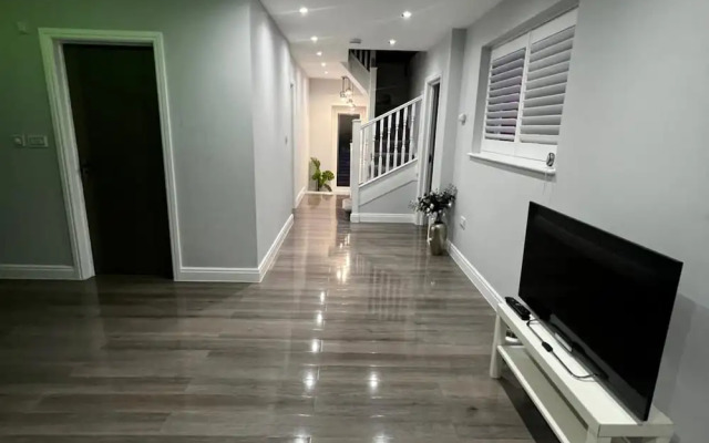 Stylish 6-bed Retreat With Parking and Jacuzzi