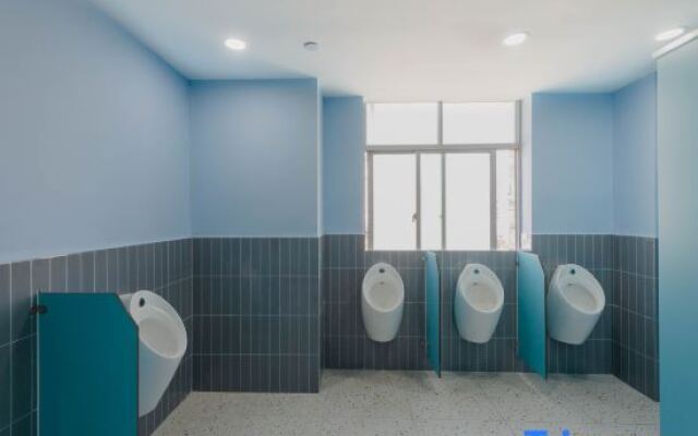 STAR HOTEL (Shanghai Hongqiao Weining Road Subway Station)