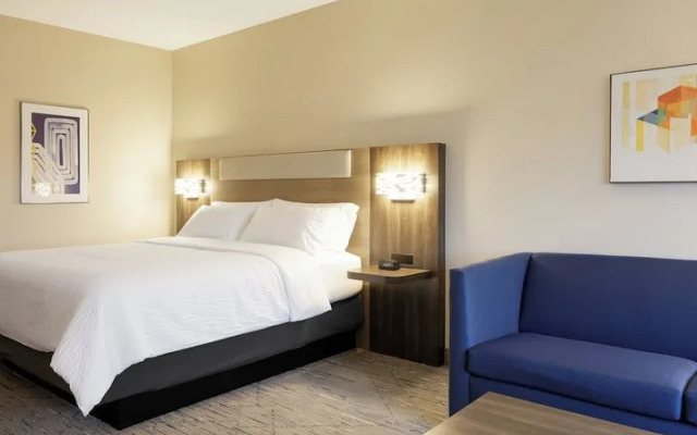 Holiday Inn Express & Suites Linden